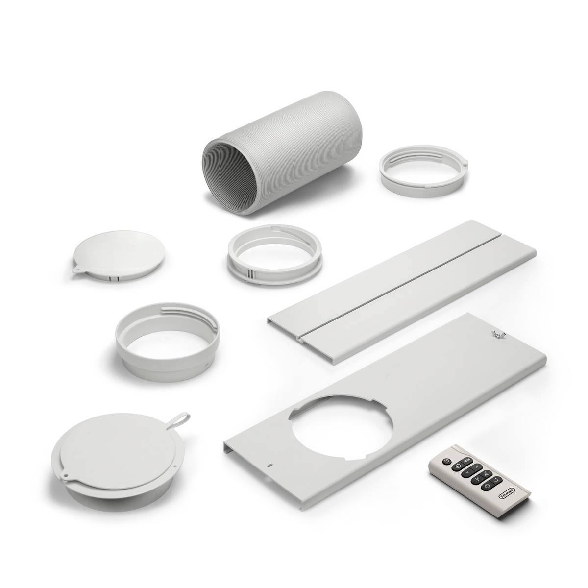 Różne białe części klimatyzatora i pilot na białym tle.