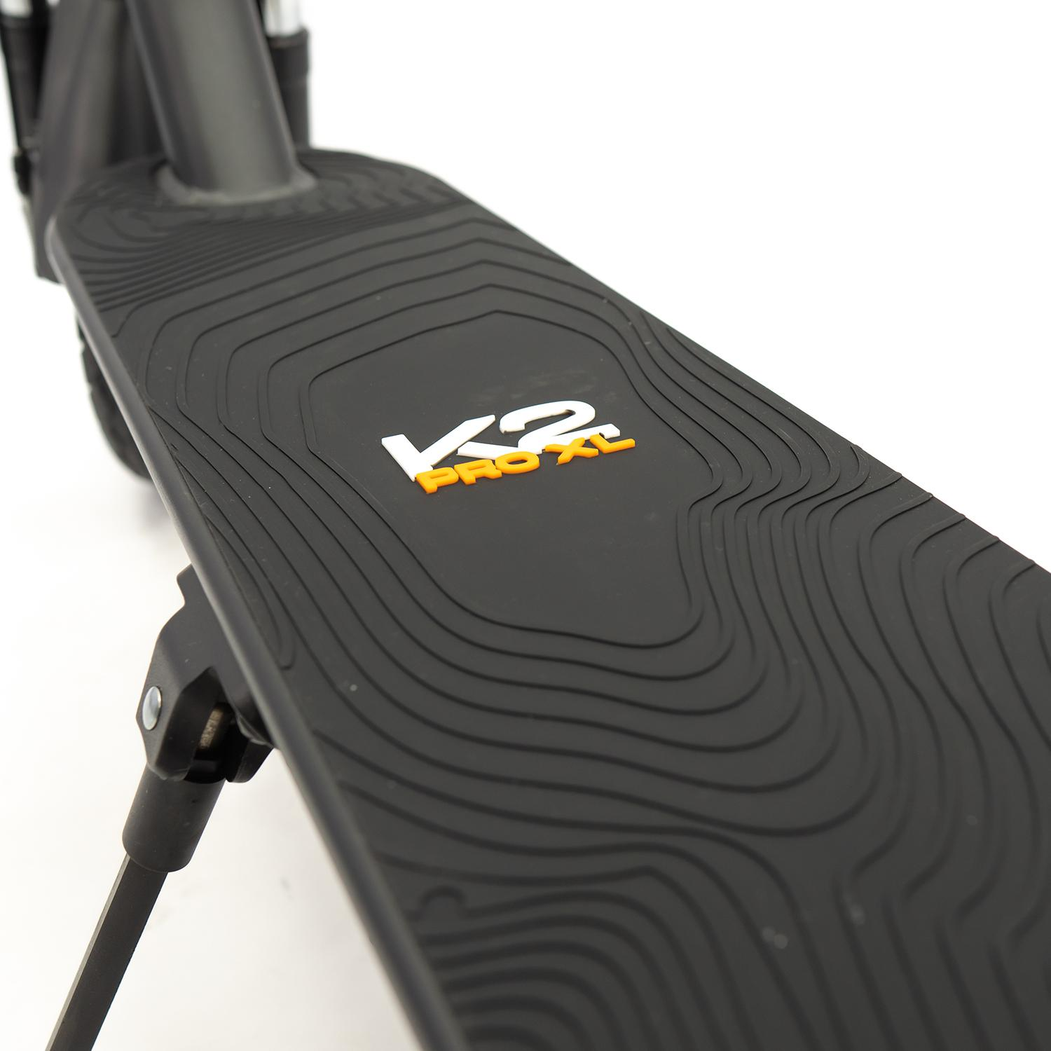 Czarny podest hulajnogi elektrycznej K2 Pro XL, z teksturowaną powierzchnią i logo K2.