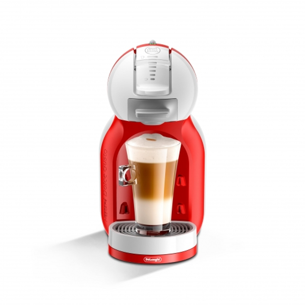 Cafetera Nespresso Dolce Gusto roja y blanca. Un vaso de café al frente. Fondo blanco.