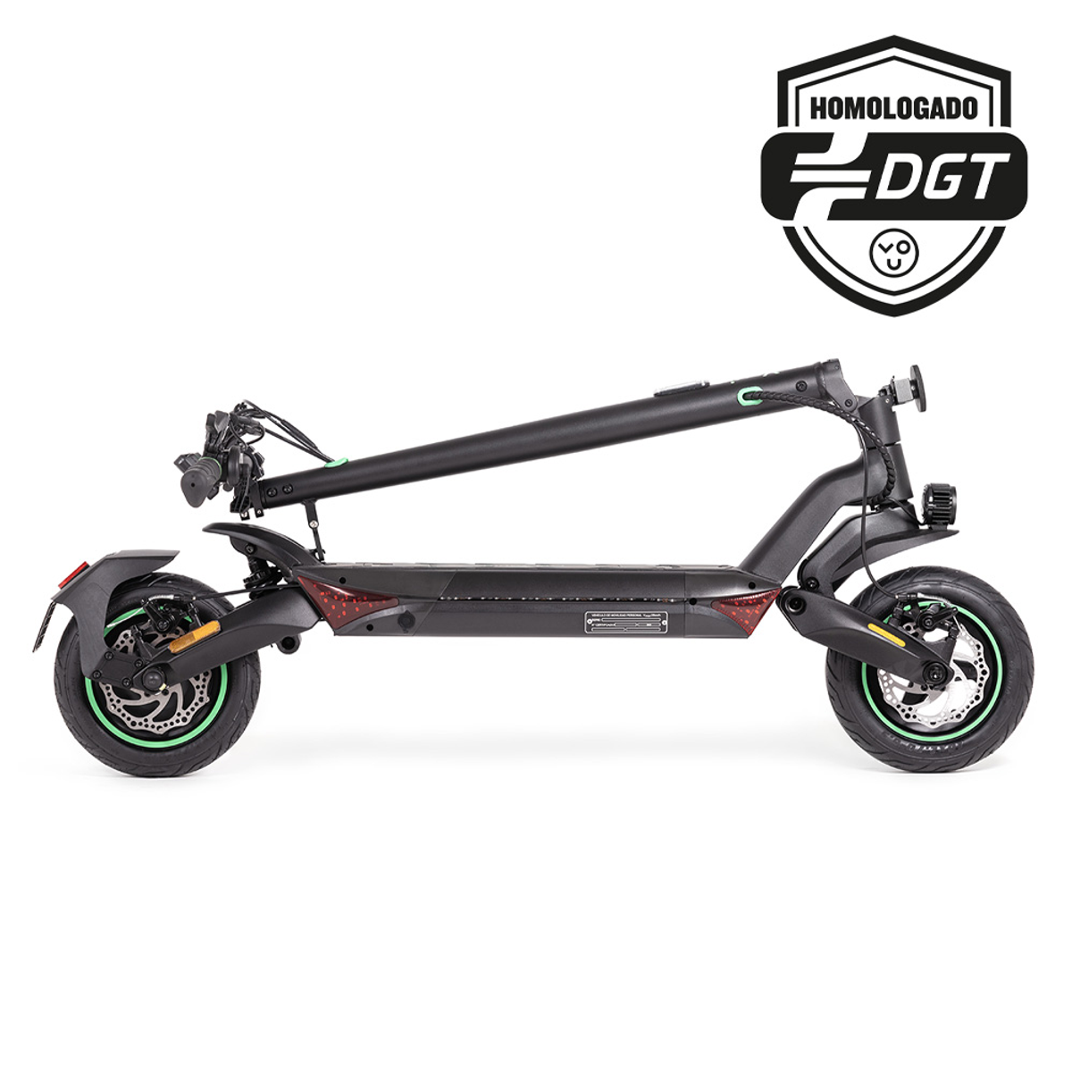 Un patinete eléctrico negro, plegado, con detalles verdes y una etiqueta de homologación DGT.