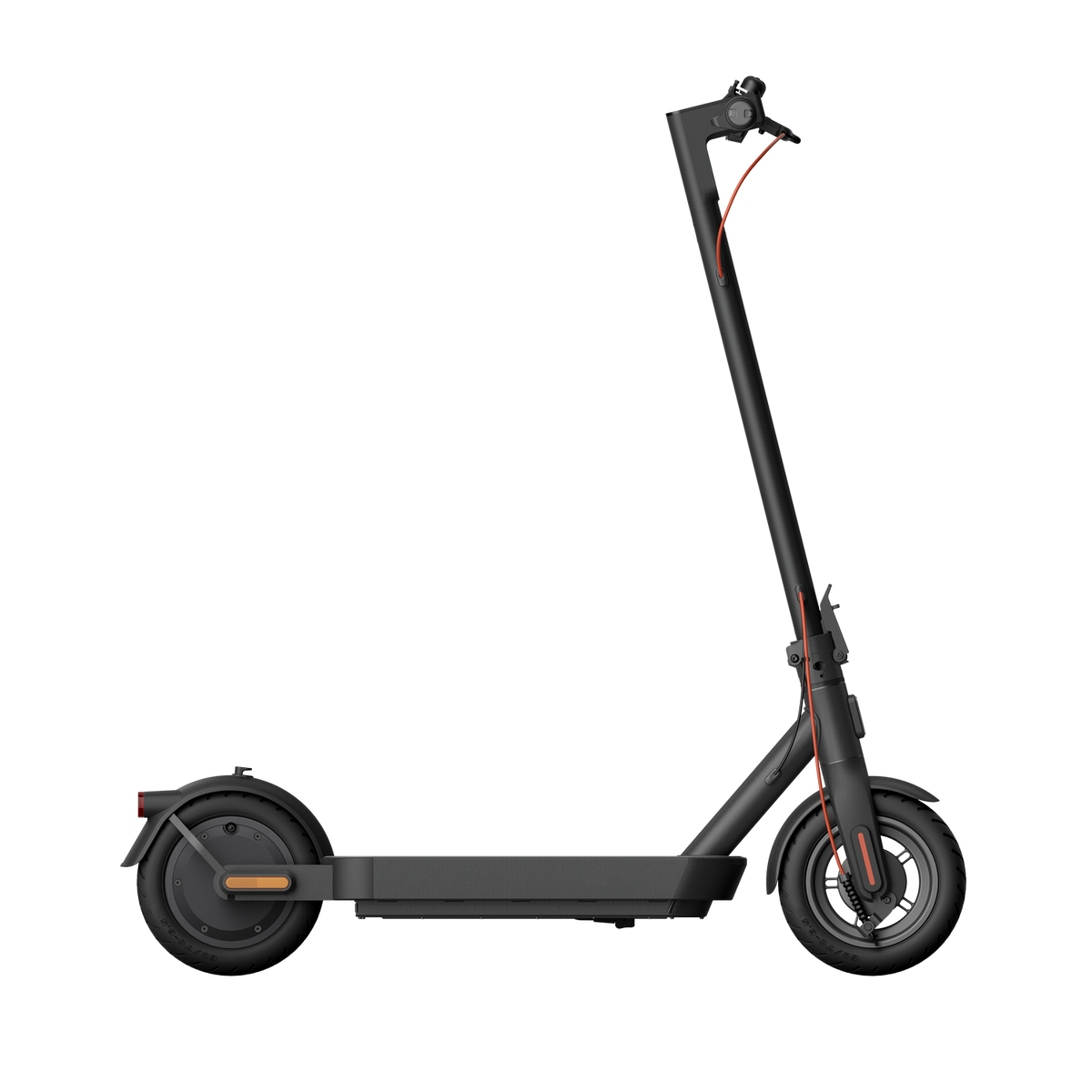 Un patinete eléctrico negro con detalles naranjas. Se alza contra un fondo negro, mostrando el diseño de perfil.