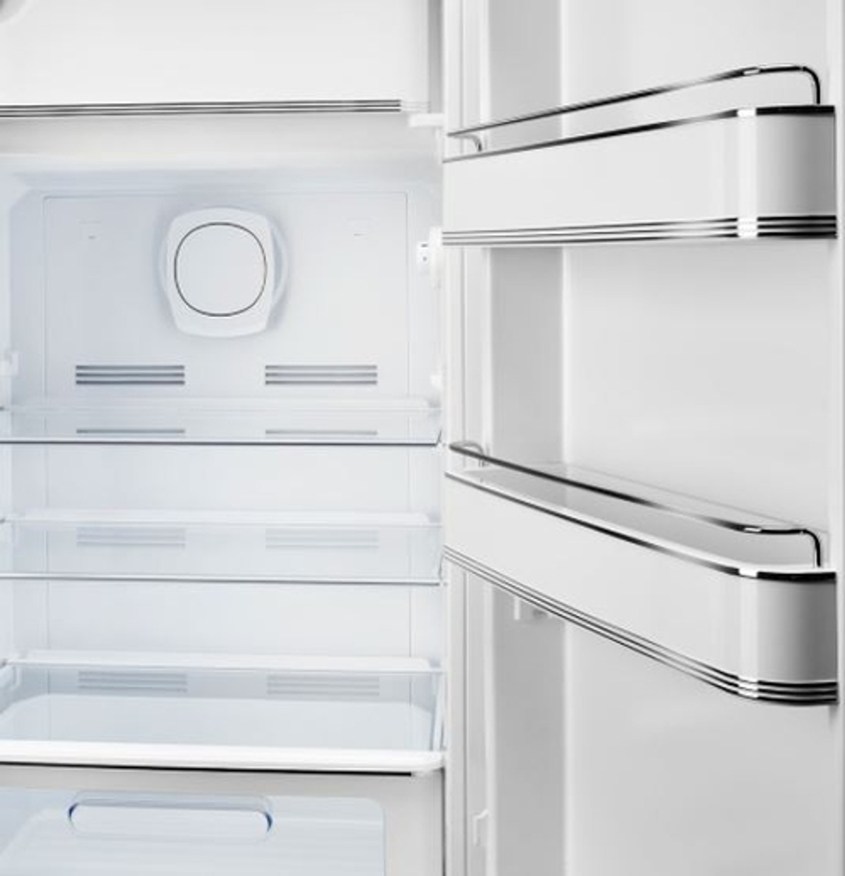 Un refrigerador blanco vacío con estantes y cajones visibles. La puerta está abierta, revelando el interior.