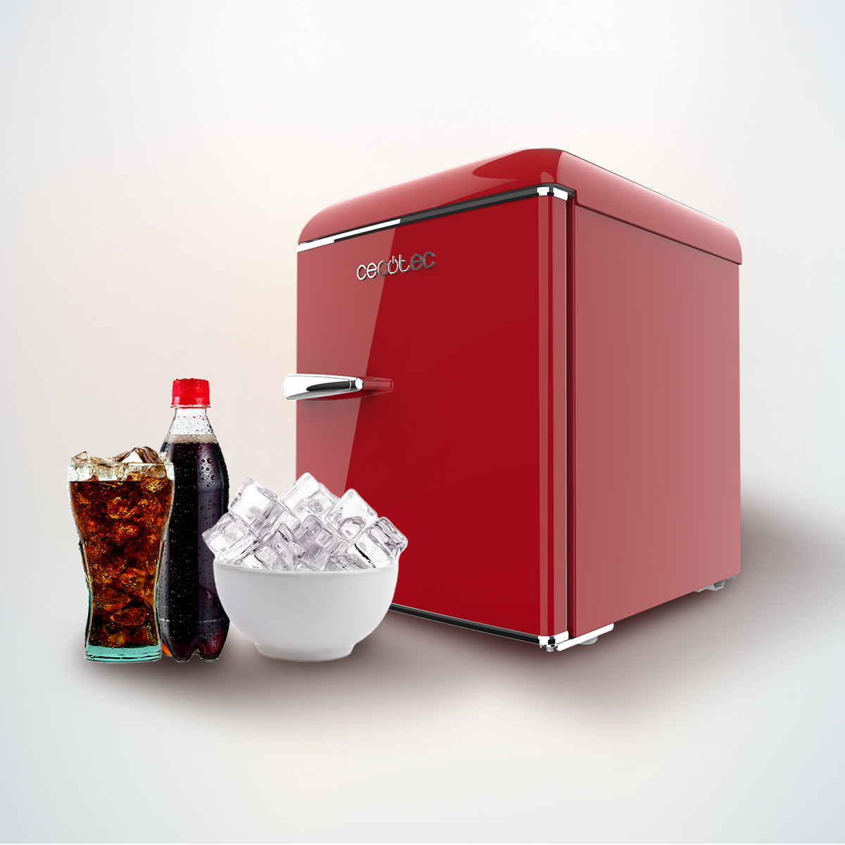 Mini frigo retrò rosso, ciotola di cubetti di ghiaccio e bicchieri di cola. Sfondo bianco.