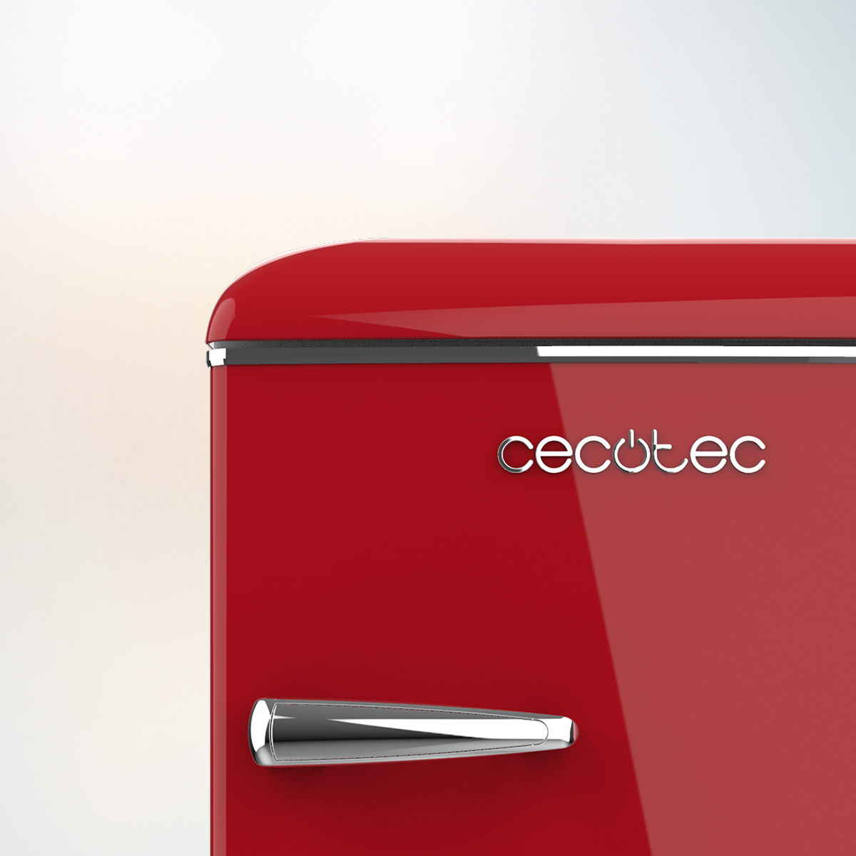 Un frigorifero retrò rosso con maniglia cromata e il logo Cecotec sulla porta. Lo sfondo è bianco.