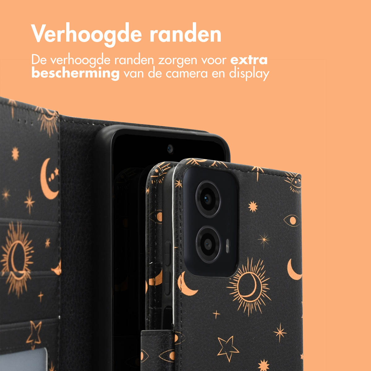Telefoonhoesje met sterren, manen en zon-ontwerp. Telefoon binnenin. Oranje achtergrond. Hoesje open.
