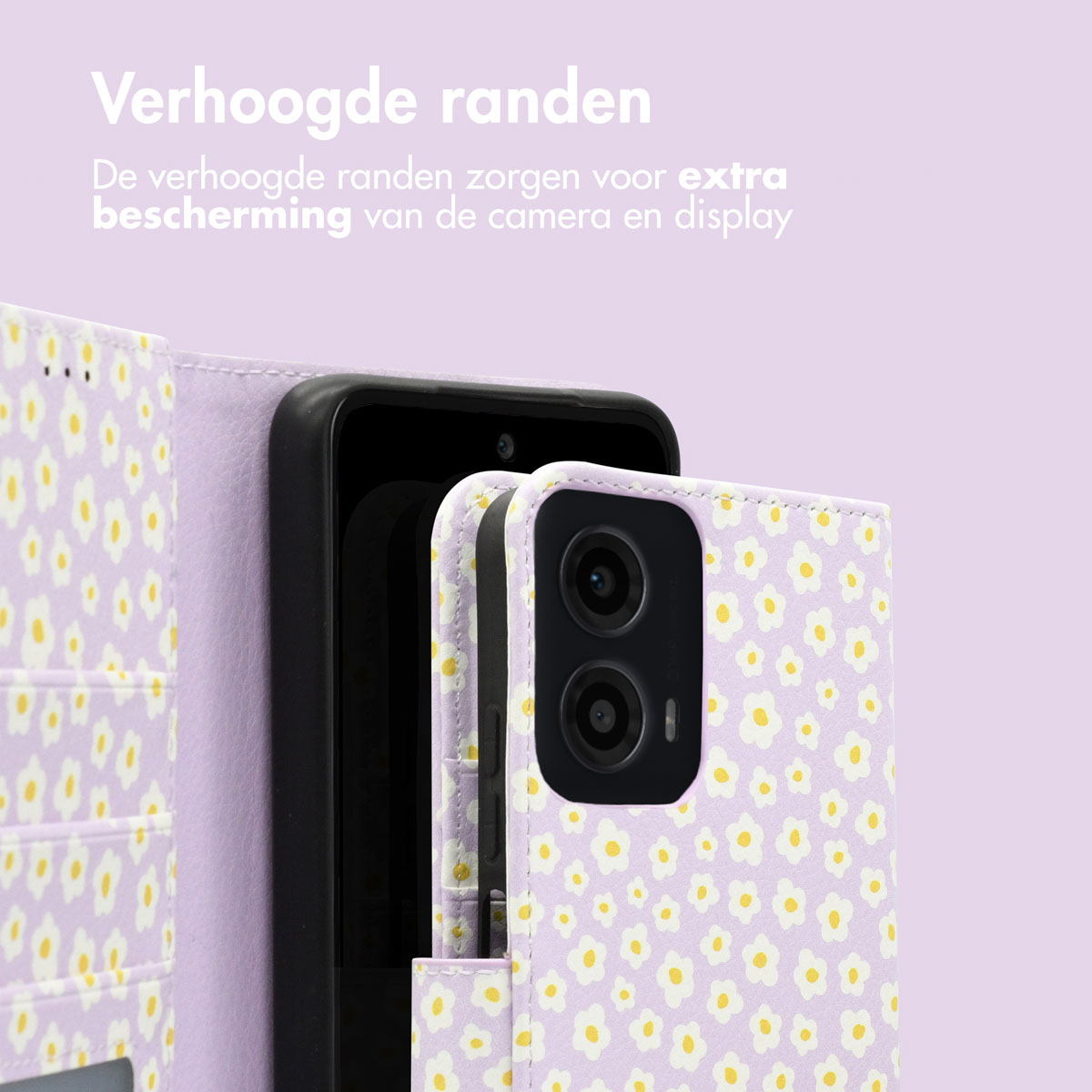 Paars telefoonhoesje met wit bloemmotief. Zwarte telefoon binnenin, paarse achtergrond.
