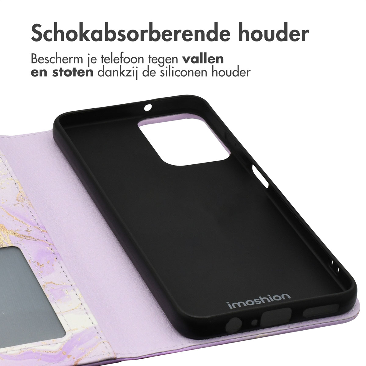 Coque de téléphone noire, ouverte pour montrer le téléphone. Motif violet et doré sur le rabat intérieur.