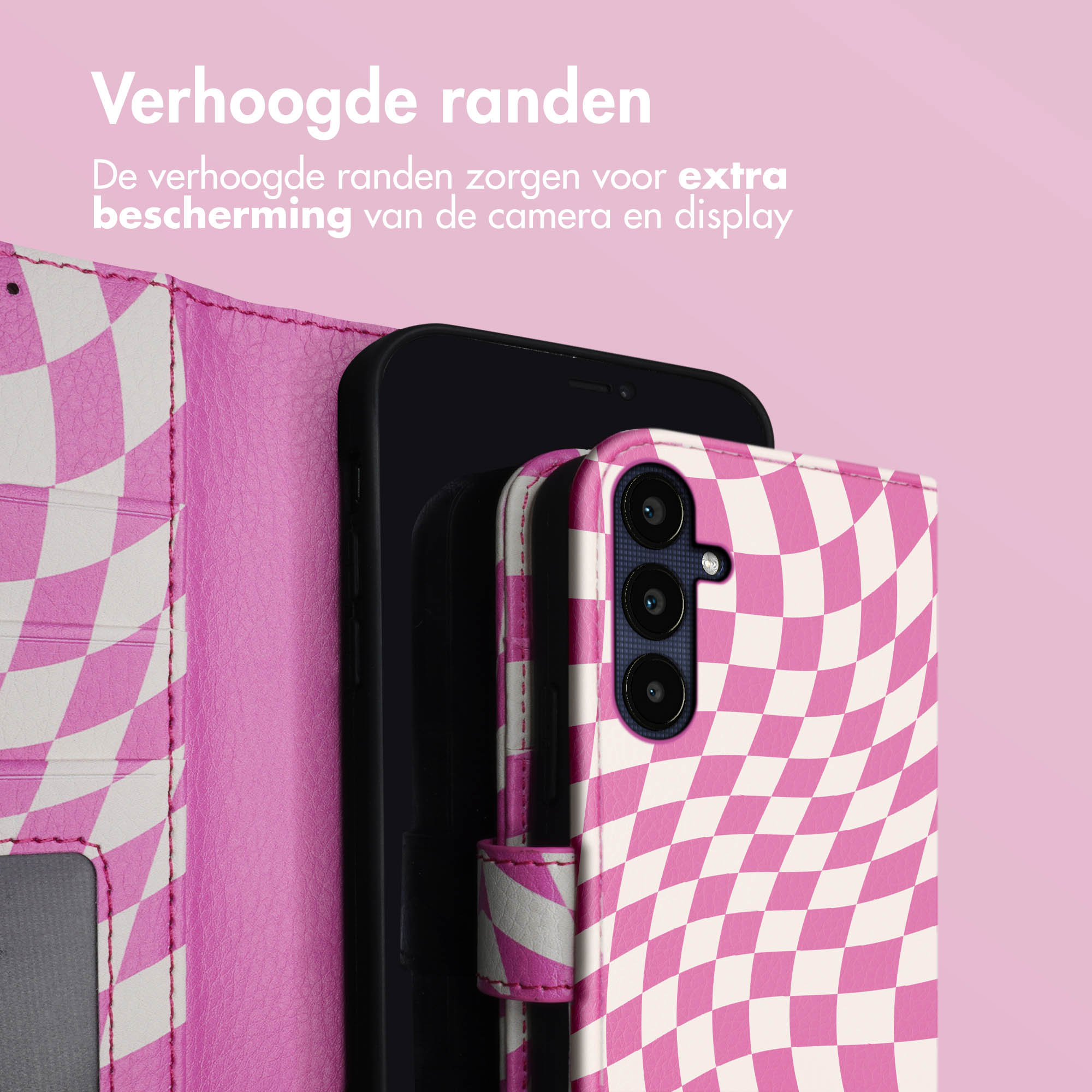 Een roze-wit geruit telefoonhoesje met een zwarte telefoon erin. Tekst: 'Verhoogde randen' en 'extra bescherming'.