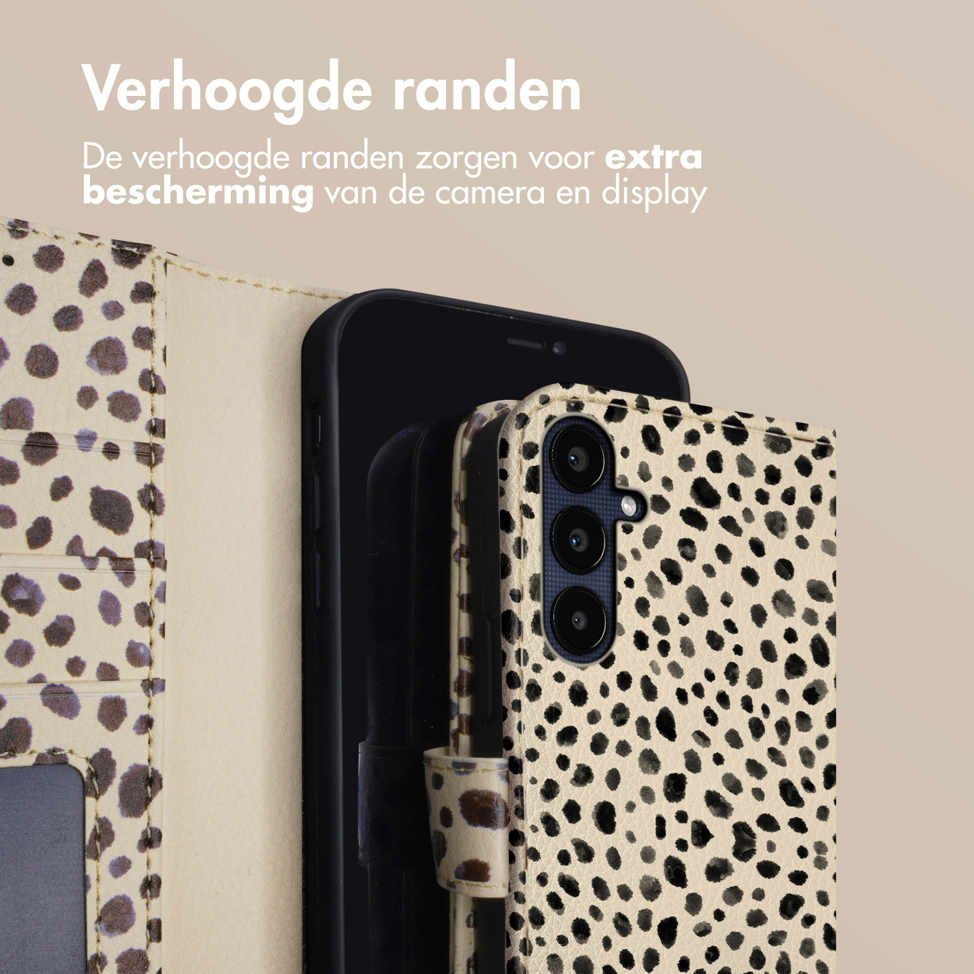 Telefoonhoes met cheetahpatroon beschermt de telefoon. De telefoon zit in de hoes.