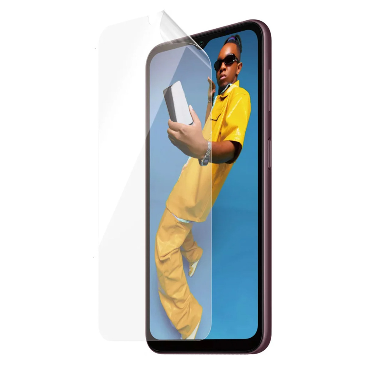 Un telefono con un proteggi schermo applicato, che mostra una persona con occhiali da sole su sfondo blu.