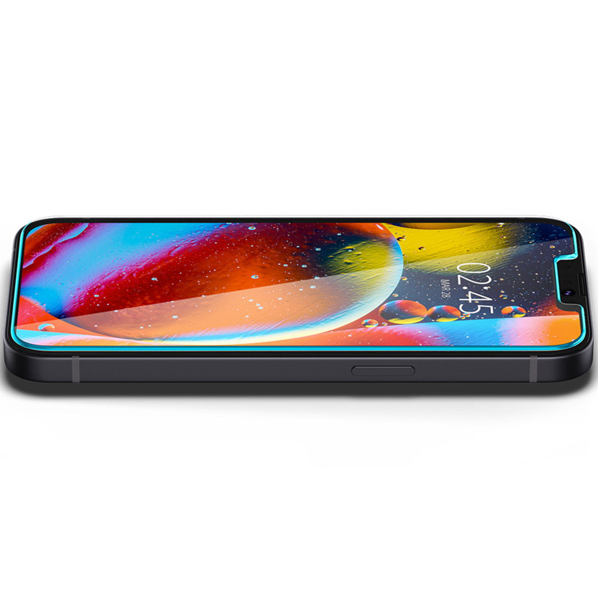 Telefon z ochraniaczem ekranu, leżący na powierzchni. Telefon ma niebieską obwódkę.