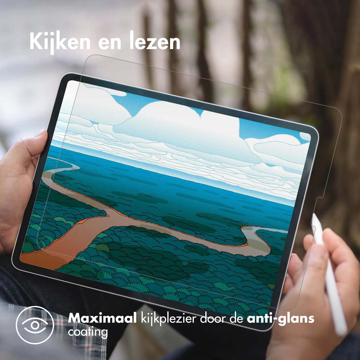 Persona che tiene in mano un tablet con protezione schermo applicata, che mostra una scena di paesaggio. Rivestimento anti-riflesso.