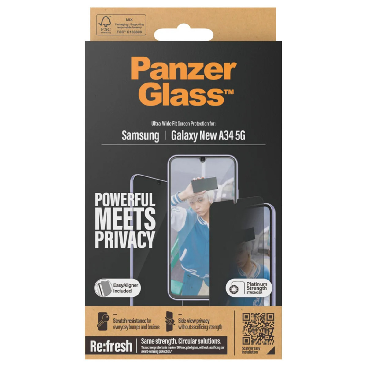 Un telefono e due protezioni per lo schermo, con una scatola con il logo PanzerGlass.