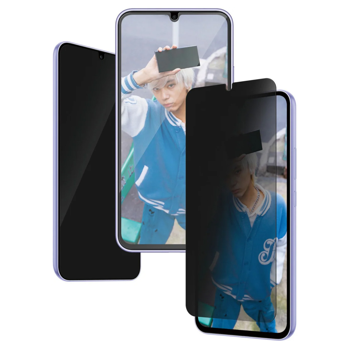 Tre telefoni con protezioni schermo. Le protezioni hanno una tinta che oscura gli schermi.
