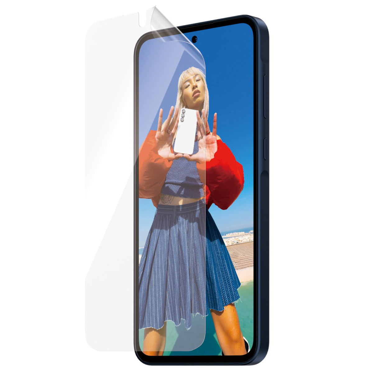 Un telefono con protezione schermo in fase di applicazione. Una donna con gonna blu sullo schermo.