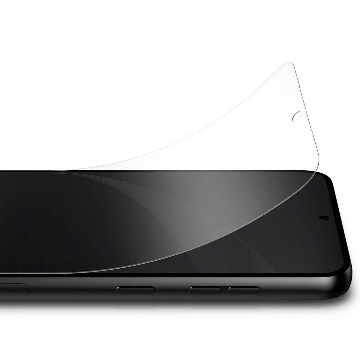 Primo piano di uno smartphone nero con protezione schermo parzialmente sollevata. Sfondo bianco.