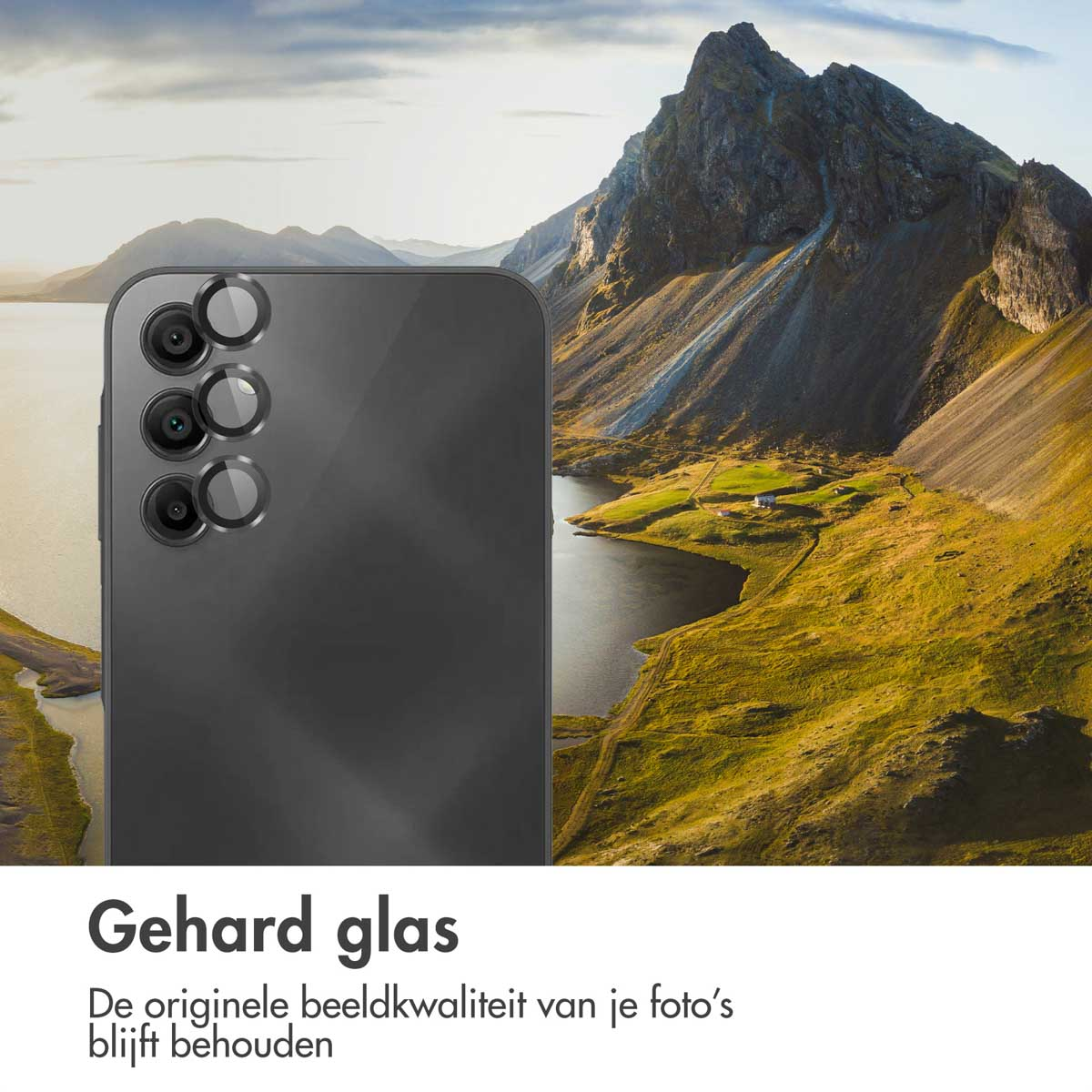 Telefoonachterkant met cameralenzen, met bergen op de achtergrond. Tekst benadrukt gehard glas.
