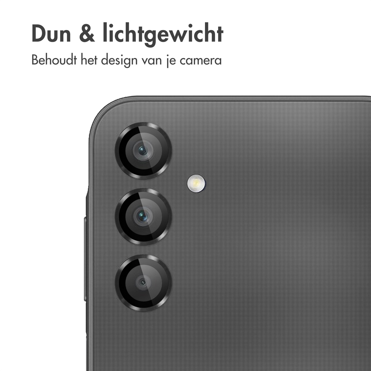 Achterkant van de telefoon met drie cameralenzen. De lenzen hebben zwarte randen en een flitser. Het oppervlak is grijs.