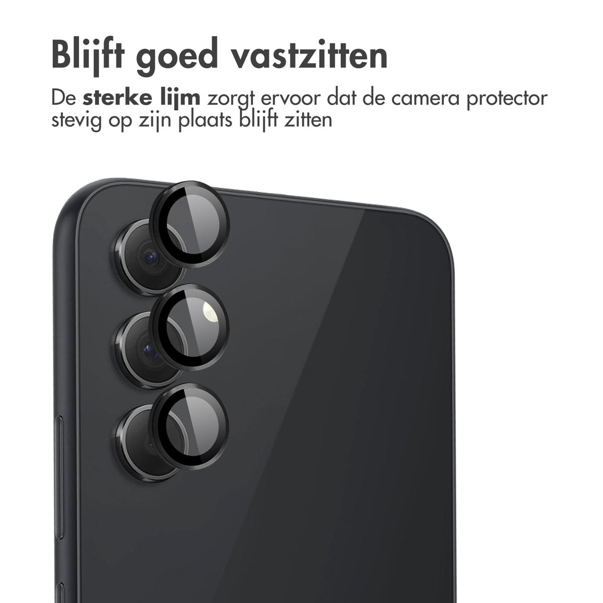 Een zwarte telefoonachterkant met drie bevestigde cameralensbeschermers, die een sterke lijmfunctie laten zien.