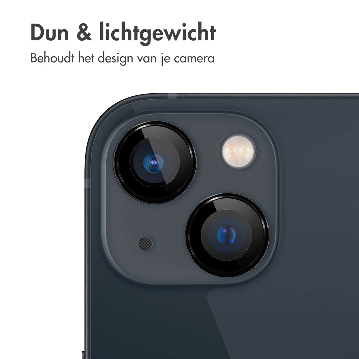 Een cameramodule van een telefoon. De camera is zwart en heeft twee lenzen. De telefoon is donkerblauw.