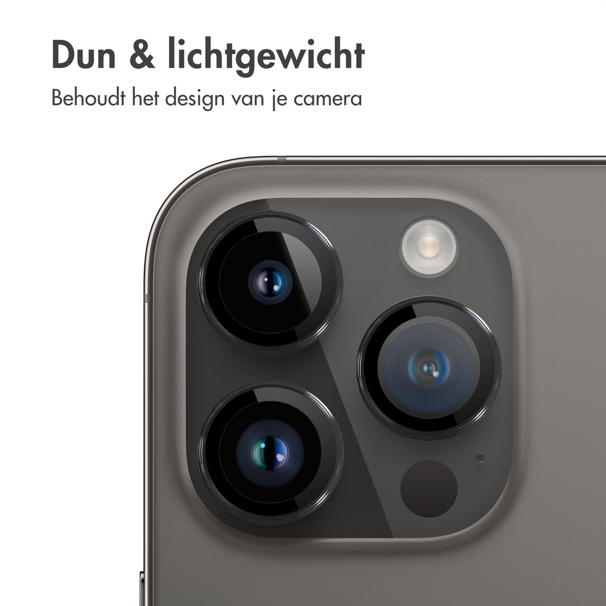 Close-up van telefooncameralenzen. Telefoon is donkergrijs met drie zwarte lenzen en een flits.