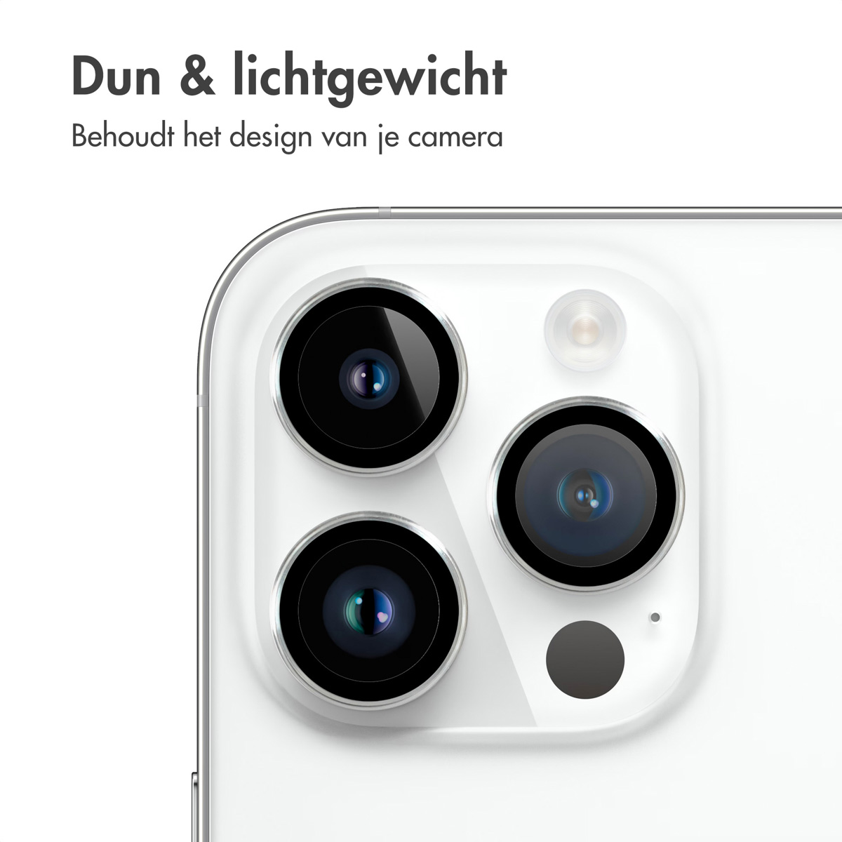 Close-up van de camera-opstelling van een witte telefoon. Drie lenzen en een flitser zijn zichtbaar.
