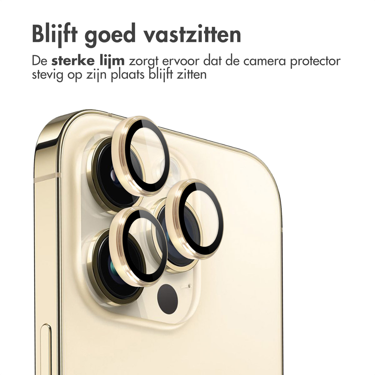 Drie gouden cameralensbeschermers op een gouden smartphone.