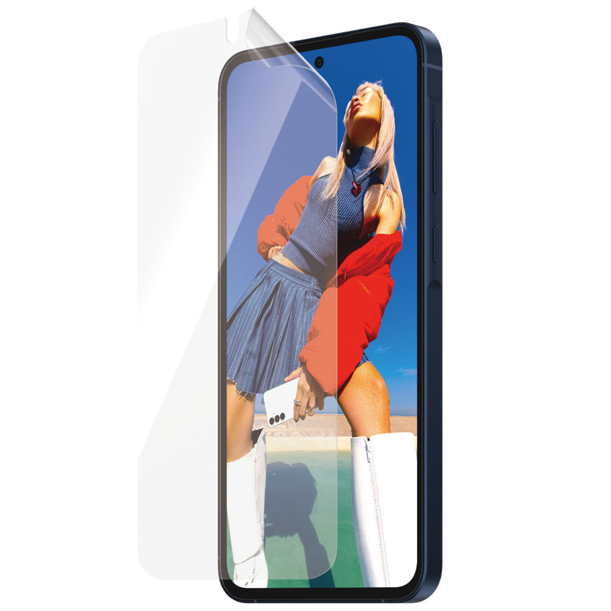 Un telefono con una protezione per lo schermo in fase di applicazione, che mostra una donna sullo sfondo e un design compatibile con la custodia.