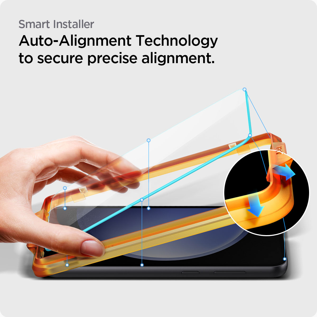 Ręka umieszcza telefon w etui z folią ochronną. Tekst: technologia automatycznego wyrównywania.