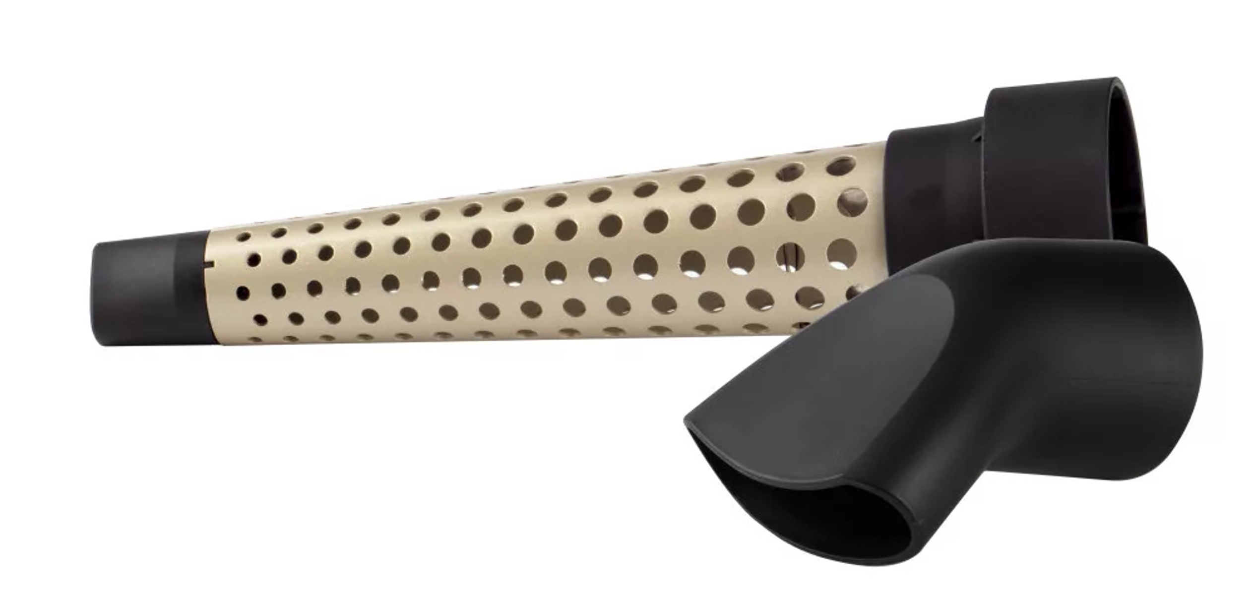 Accessori per asciugacapelli su bianco. Tubo beige perforato e ugello nero.