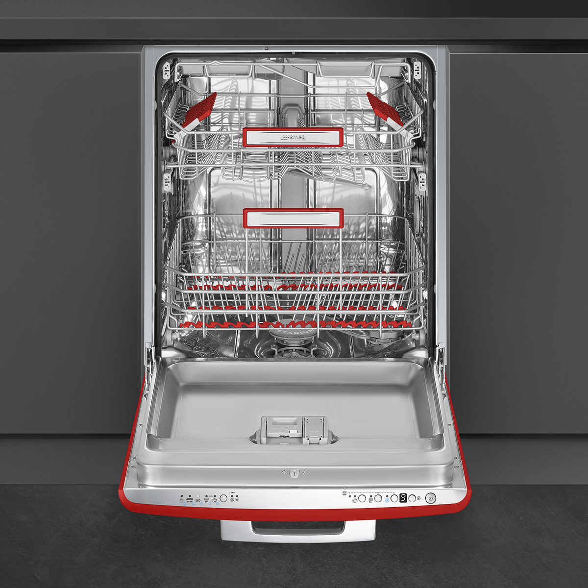 Interno di una lavastoviglie aperta con dettagli rossi sui cestelli e sulla porta. Finitura in acciaio inox.