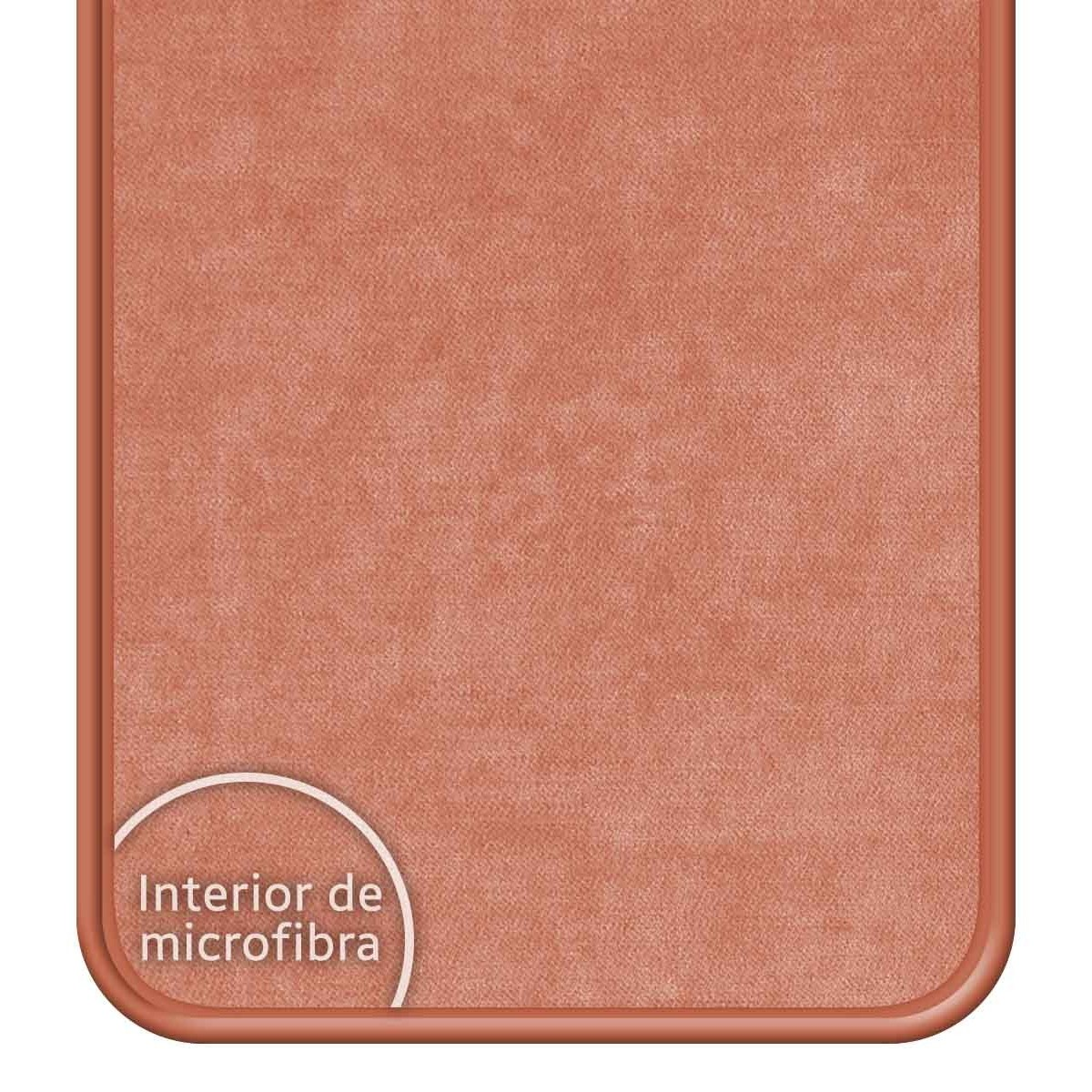 Primer plano del interior de una funda de teléfono. Es de color melocotón y tiene una textura de microfibra.