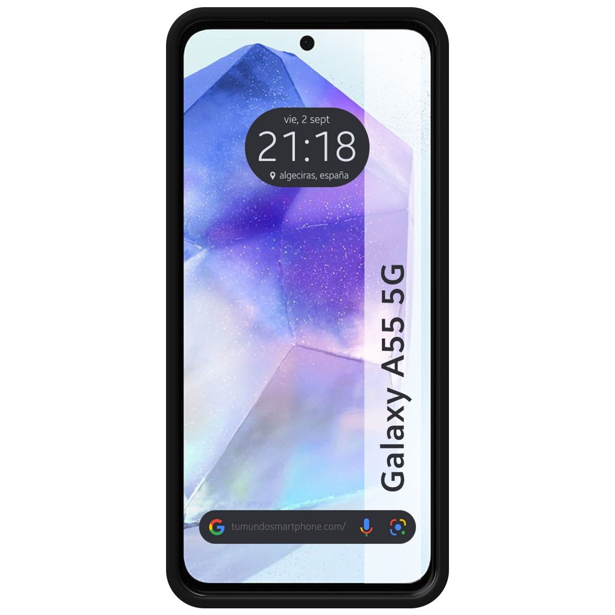 Uno smartphone mostra un orologio e 'Galaxy A55 5G'. Il telefono è nero e ha un design senza cornice.