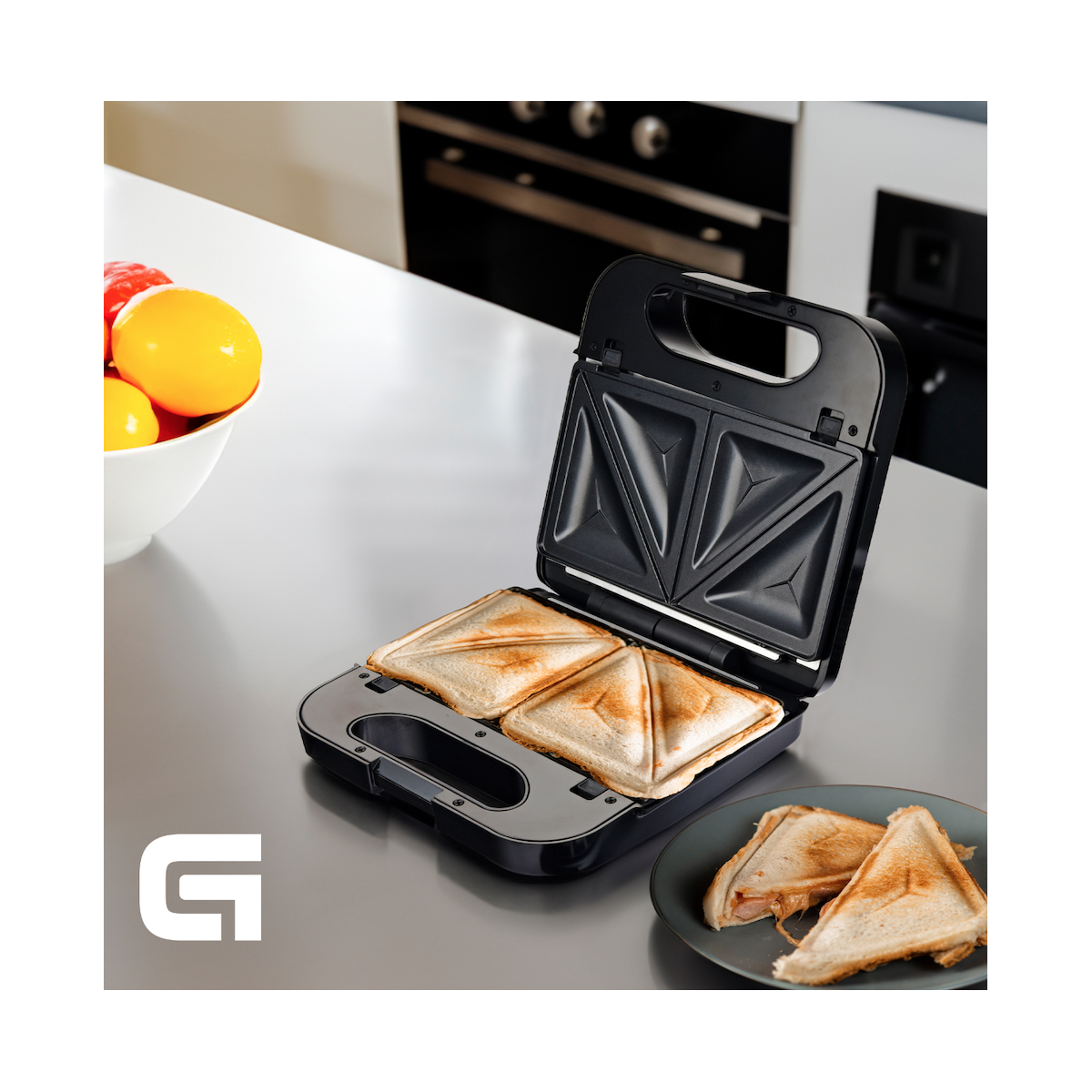 Una sandwichera con sándwiches dentro y algunos sándwiches en un plato.