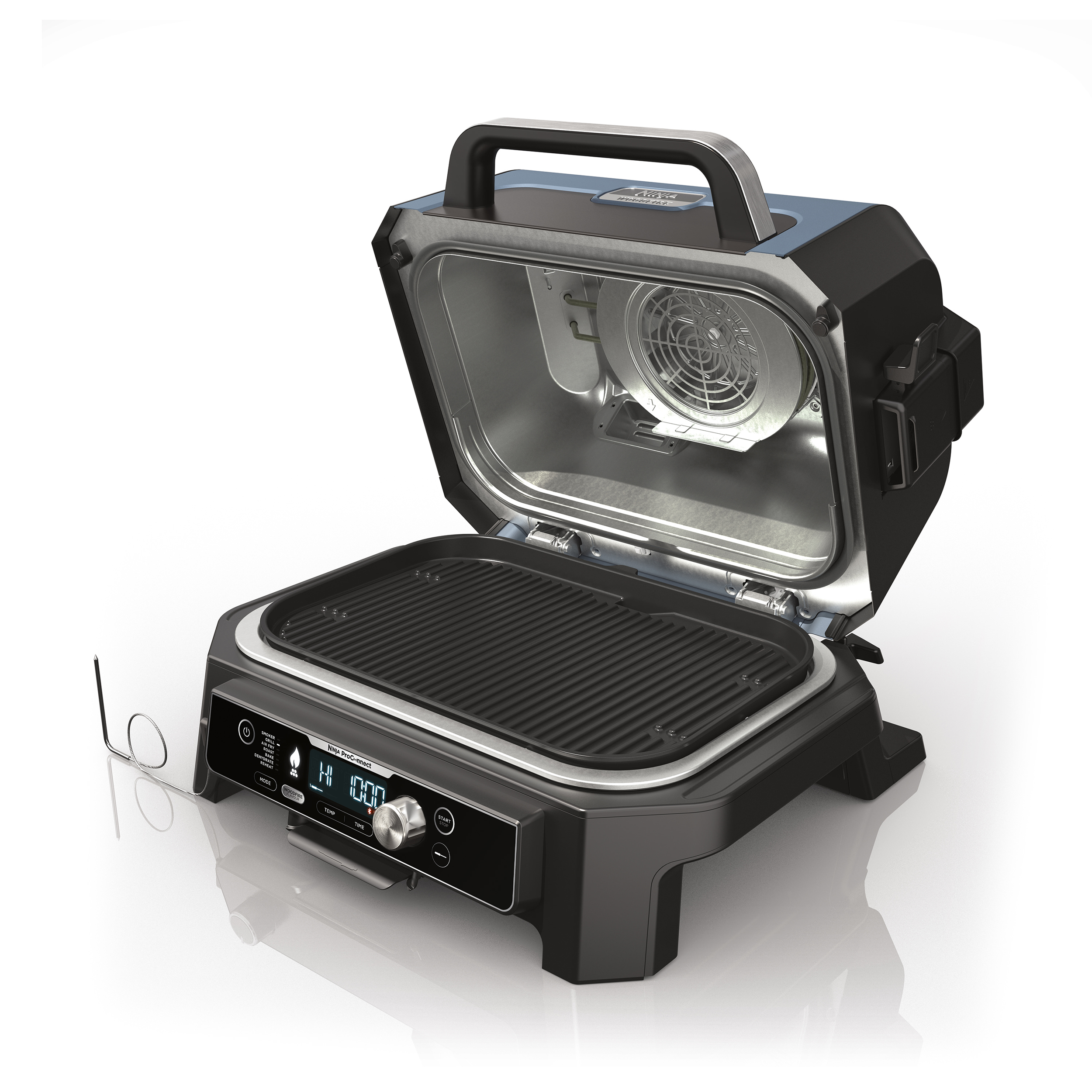 Zwarte grill met open deksel, bedieningspaneel met display. Witte achtergrond. Handvat bovenop.