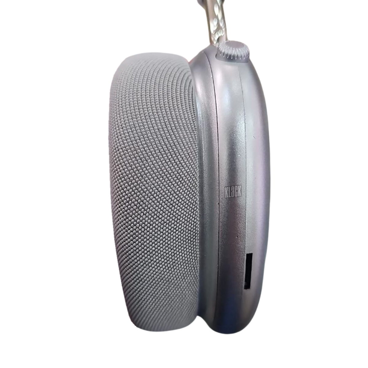 Auriculares plateados con almohadilla gris. Un dial plateado en la parte superior. La palabra KLOCK está en el lateral.