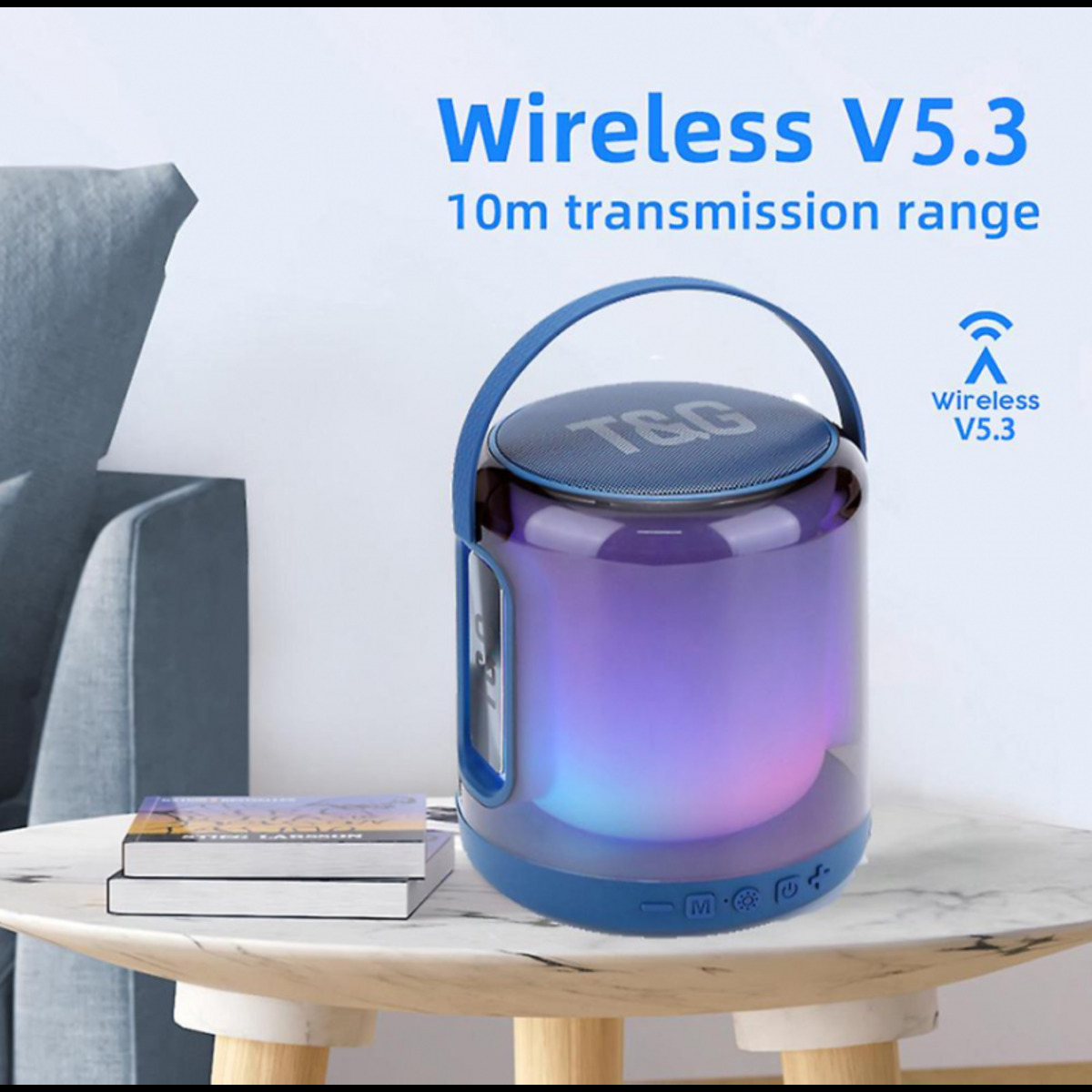Altavoz azul y morado sobre una mesa. Wireless V5.3 está escrito arriba. Libros enfrente.