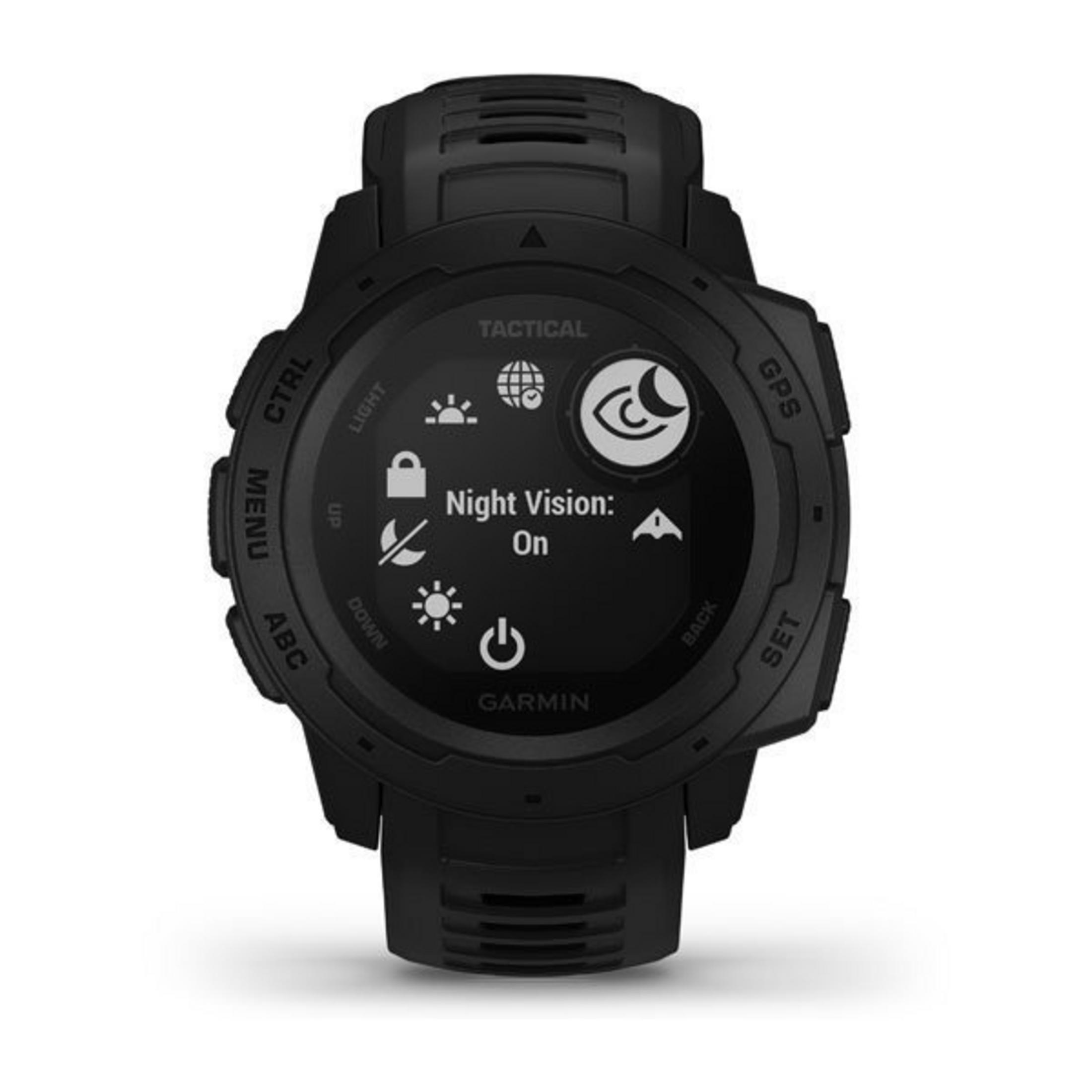 Orologio Garmin nero con pulsanti funzione e schermo 'Night Vision: On'.