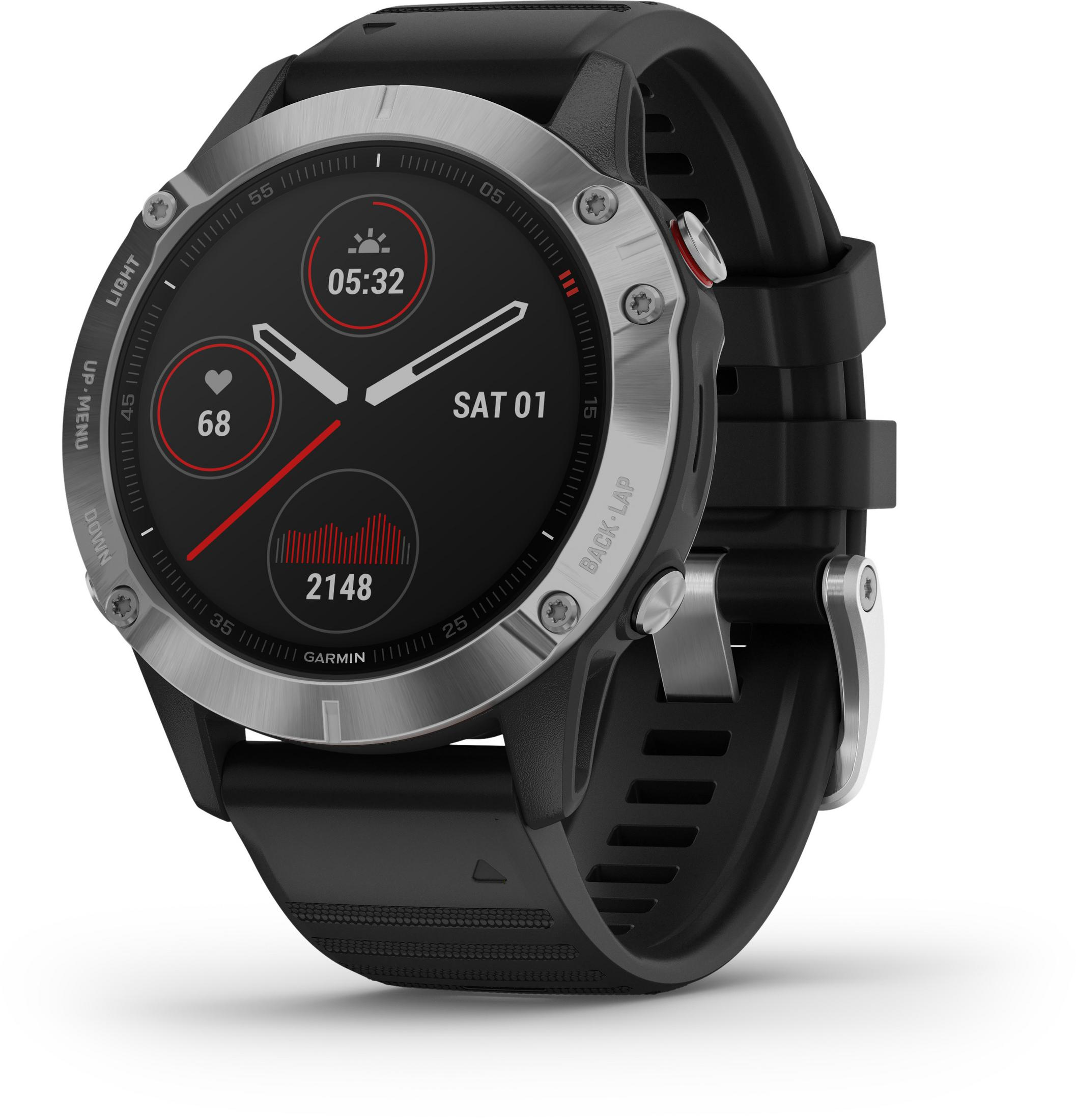 Silberne Garmin-Uhr mit schwarzem Armband, zeigt Zeit, Herzfrequenz und Trainingsdaten auf dem Bildschirm.