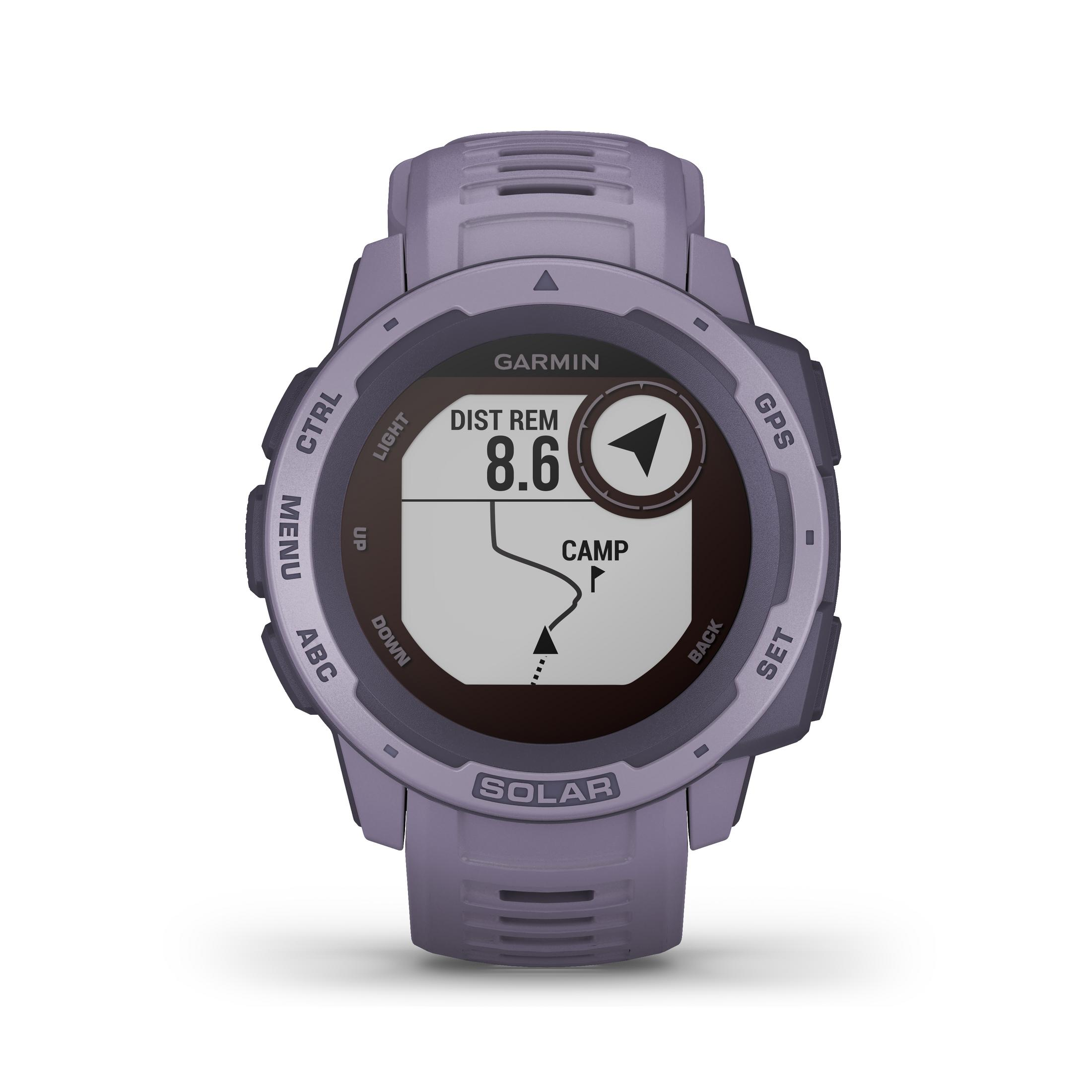 Reloj inteligente púrpura con logo Garmin. Muestra distancia, mapa y hora.