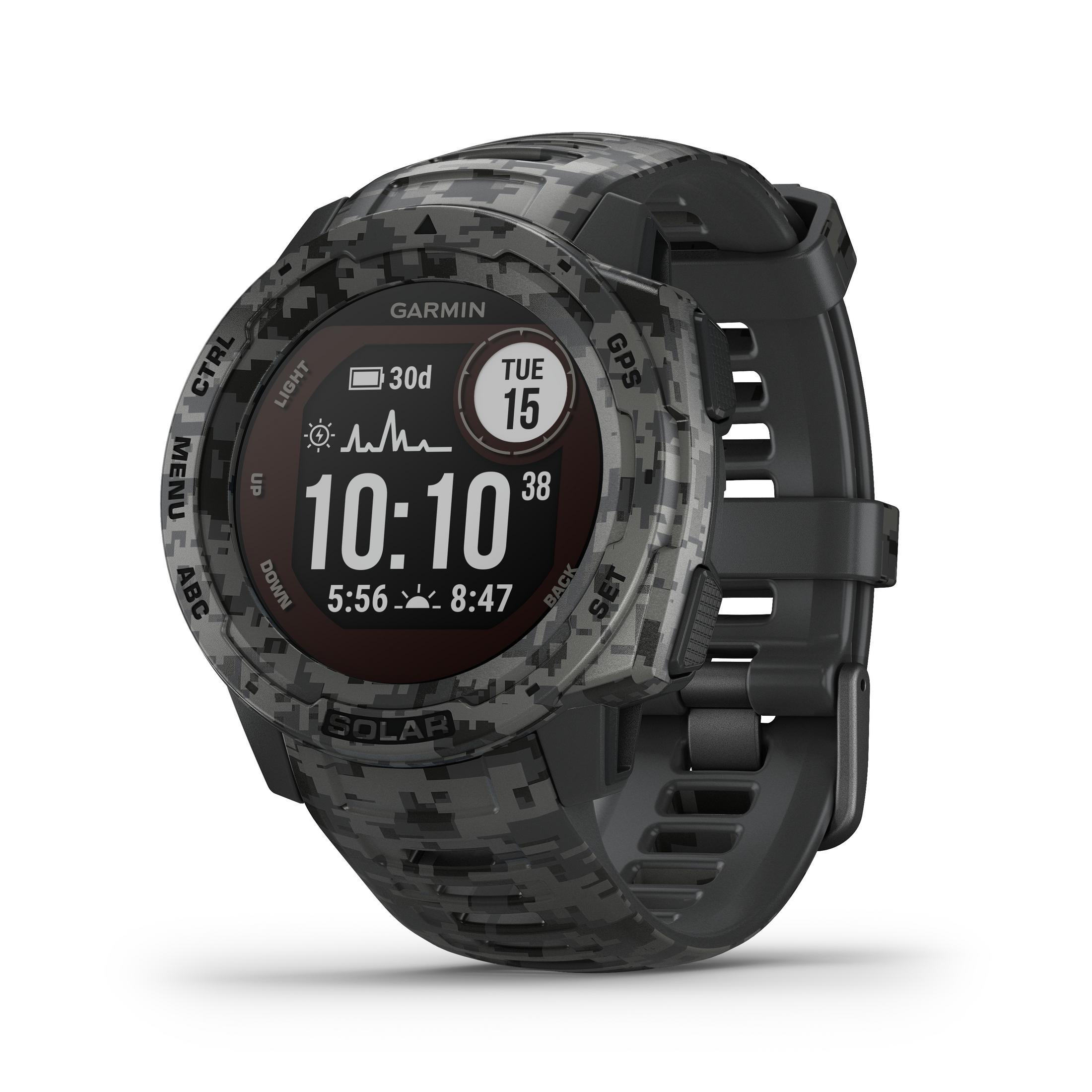 Un orologio Garmin nero con display digitale che mostra l'ora e la data. Cinturino mimetico.