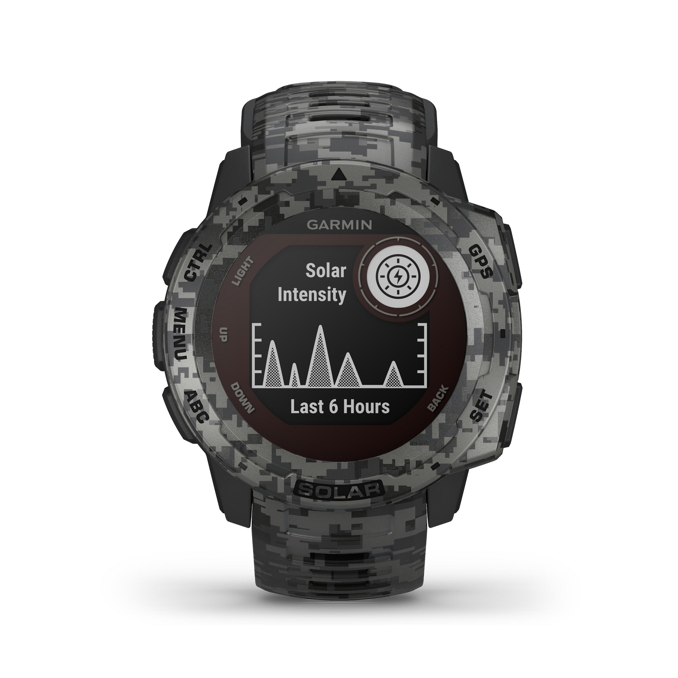 Uno smartwatch Garmin Instinct Solar con un design mimetico. Il display mostra l'intensità solare e altri dati.