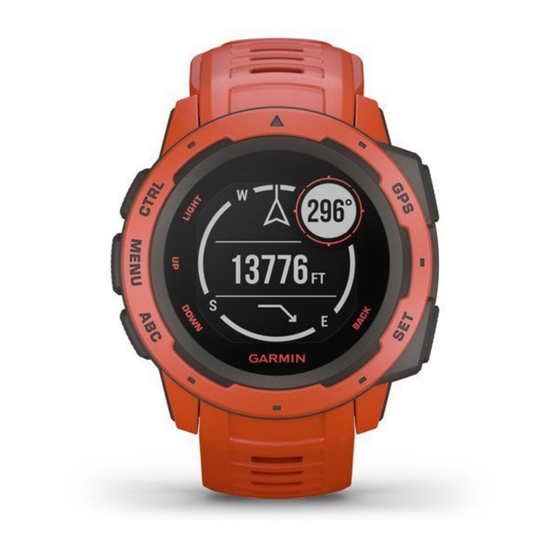 Orangefarbene Garmin-Uhr mit schwarzem Display, das Höhe und Kompass zeigt.