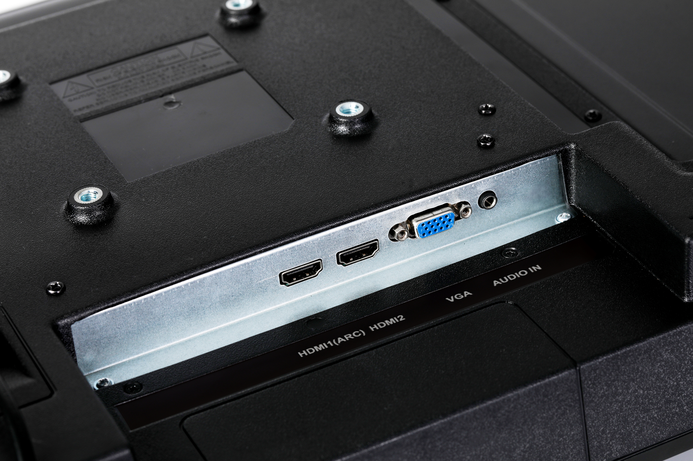 Primo piano del retro di un monitor nero che mostra porte tra cui HDMI, VGA e audio.