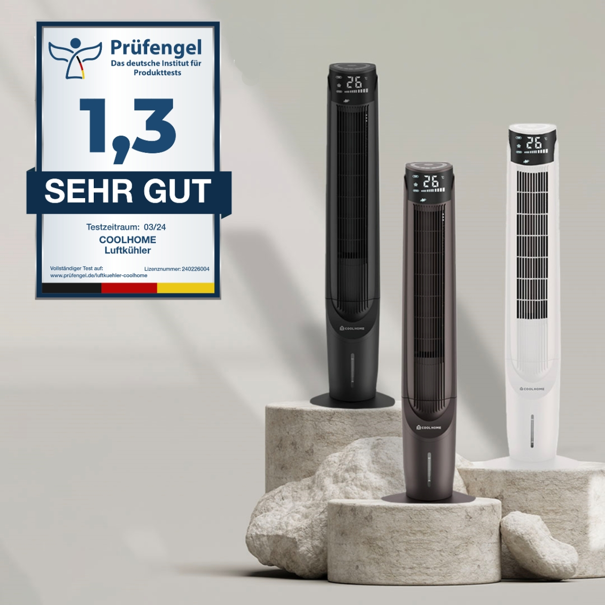 Drei Turmventilatoren auf Steinsockeln. Ein Bewertungsetikett ist vorhanden.