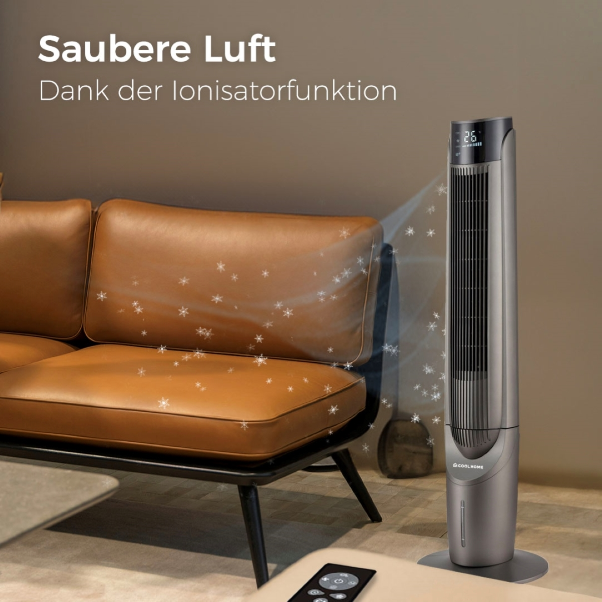 Ein hoher silberner Luftreiniger auf einem Ständer, mit Text über saubere Luft und einem Sofa.