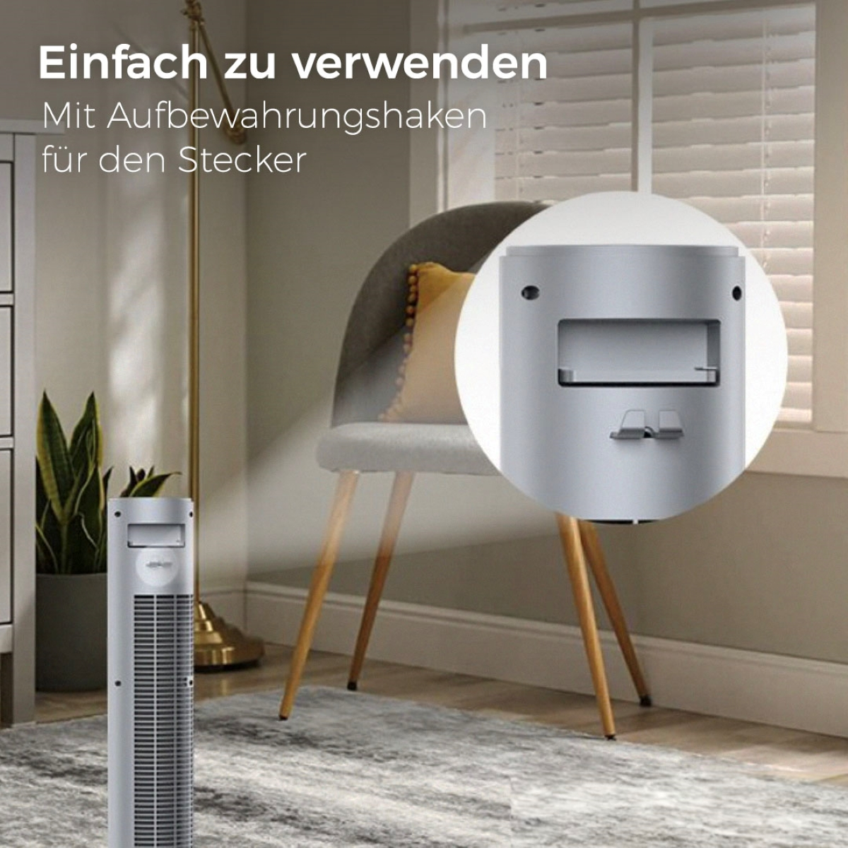 Ein silberner Turmventilator mit kreisförmiger Aussparung für die Steckeraufbewahrung. Verschwommener Hintergrund.