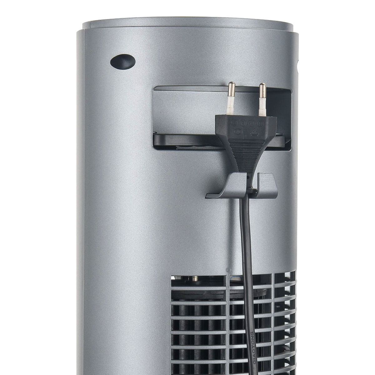 Rückansicht eines grauen Turmventilators. Der Netzstecker ist angeschlossen, und die Rückseite hat eine Lüftung.