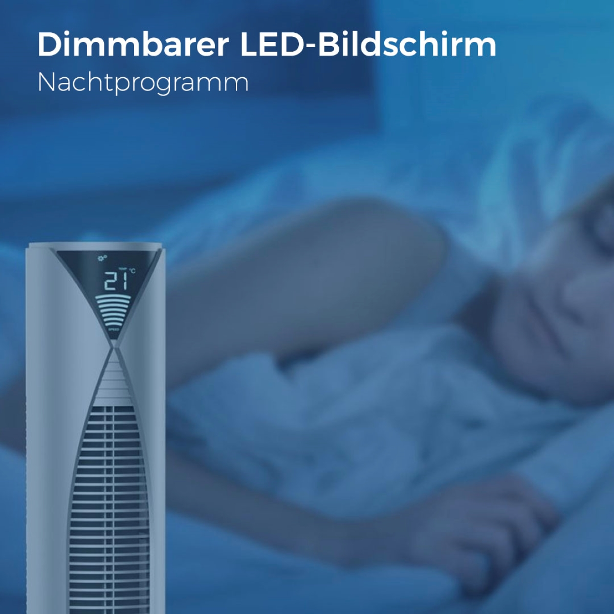 Moderner weißer Ventilator mit Digitalanzeige, die 21 Grad anzeigt. Im Hintergrund liegt eine Person im Bett.