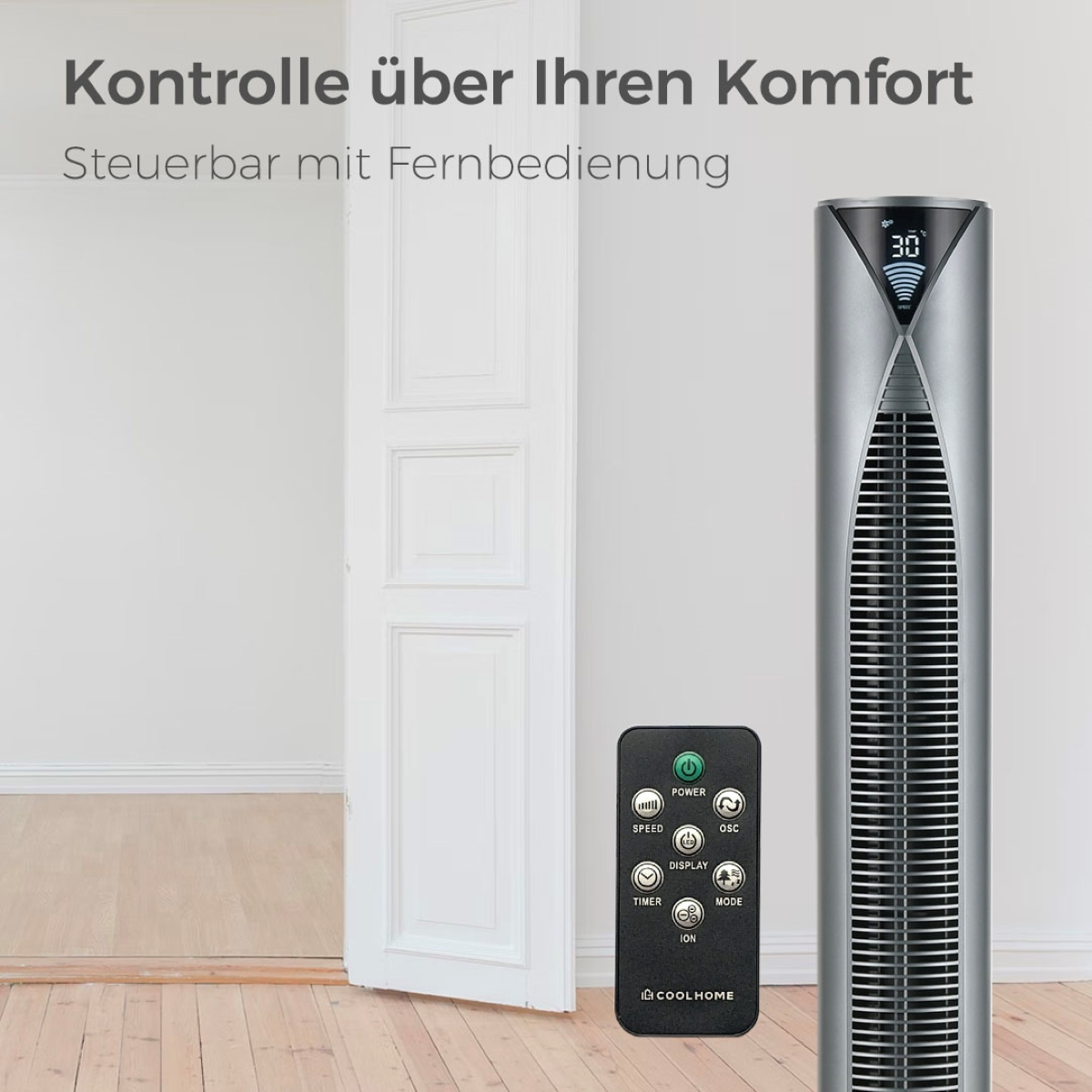 Ein hoher, silberner Ventilator mit Fernbedienung davor, neben einer offenen Tür.